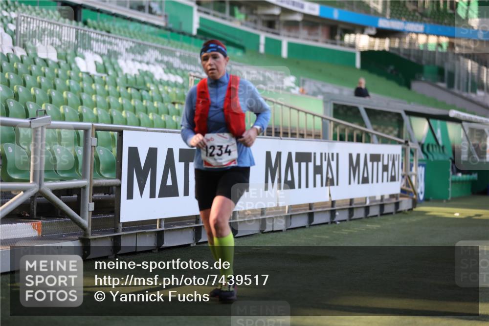 06.10.2024 - 19. swb-Marathon Bremen Yannick Fuchs http://msf.ph/oto/7439517 06.10.2024 13:54:56 Laufen im Stadion 215, 1234, 1368, 2702, 2836, 3867, 3935, 4552 meine-sportfotos.de