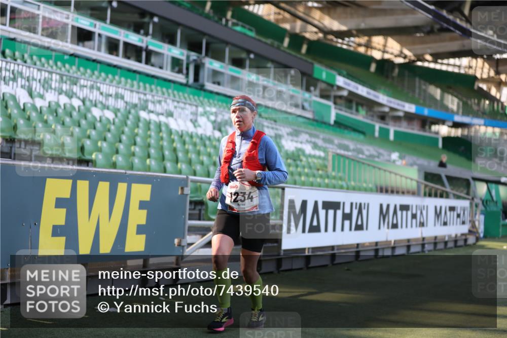 06.10.2024 - 19. swb-Marathon Bremen Yannick Fuchs http://msf.ph/oto/7439540 06.10.2024 13:54:57 Laufen im Stadion 215, 1234, 1368, 2702, 2836, 3867, 3935, 4552 meine-sportfotos.de