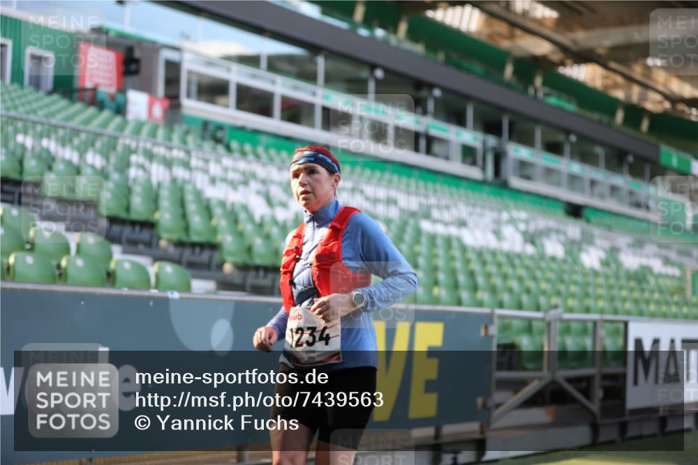 06.10.2024 - 19. swb-Marathon Bremen Yannick Fuchs http://msf.ph/oto/7439563 06.10.2024 13:54:58 Laufen im Stadion 215, 1234, 1368, 2702, 2836, 3867, 3935, 4552 meine-sportfotos.de