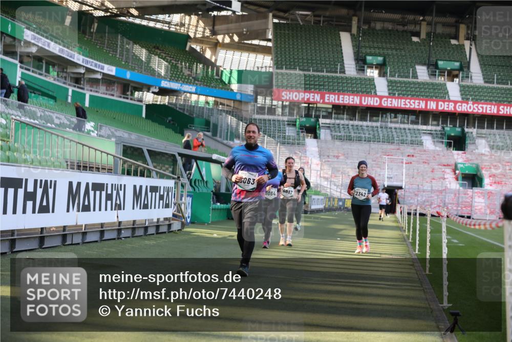 06.10.2024 - 19. swb-Marathon Bremen Yannick Fuchs http://msf.ph/oto/7440248 06.10.2024 13:55:46 Laufen im Stadion 726, 1367, 2342, 2423, 4037, 4076, 4643, 6063, 6064 meine-sportfotos.de
