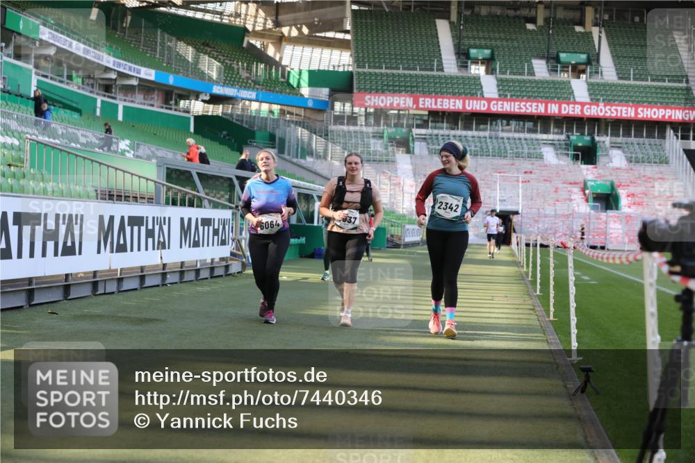 06.10.2024 - 19. swb-Marathon Bremen Yannick Fuchs http://msf.ph/oto/7440346 06.10.2024 13:55:50 Laufen im Stadion 726, 1367, 2342, 2423, 4037, 4076, 4643, 6063, 6064 meine-sportfotos.de