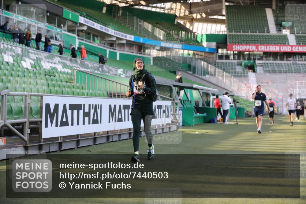 06.10.2024 - 19. swb-Marathon Bremen Yannick Fuchs http://msf.ph/oto/7440503 06.10.2024 13:55:56 Laufen im Stadion 726, 1367, 2342, 2423, 4037, 4076, 4643, 6063, 6064 meine-sportfotos.de
