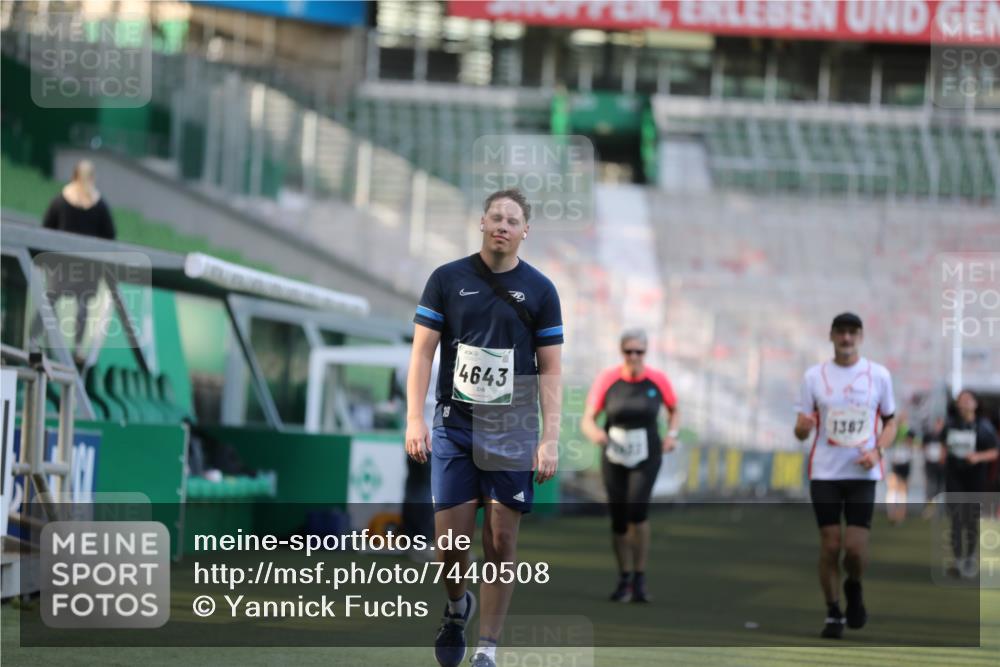06.10.2024 - 19. swb-Marathon Bremen Yannick Fuchs http://msf.ph/oto/7440508 06.10.2024 13:56:01 Laufen im Stadion 726, 1367, 2423, 4076, 4643 meine-sportfotos.de