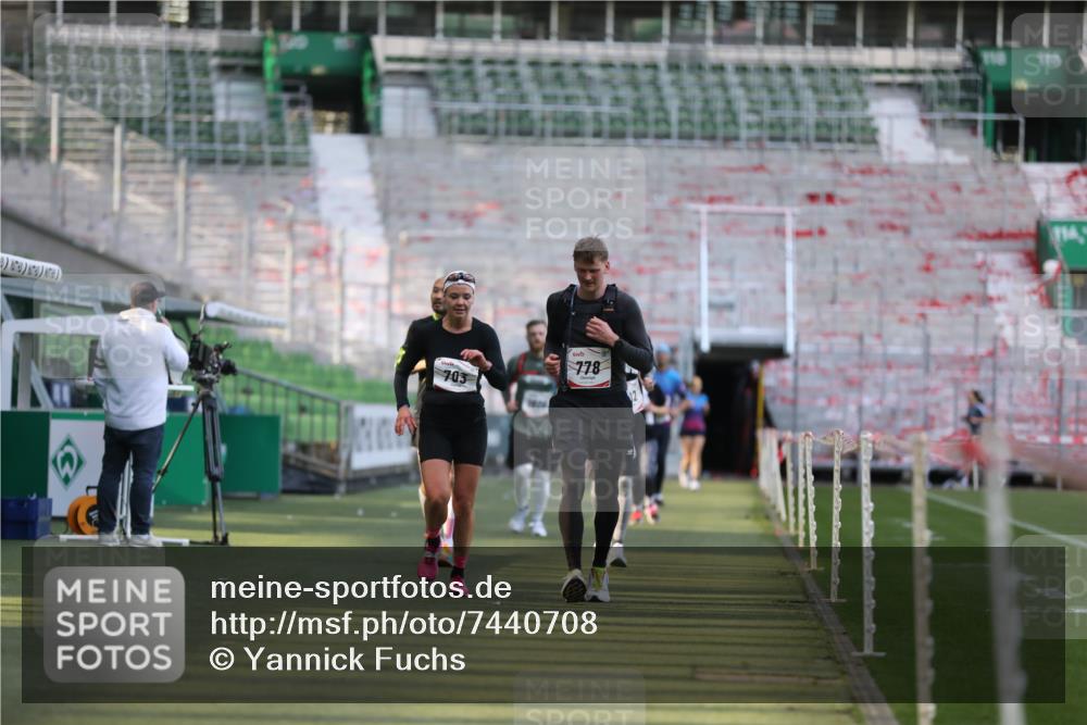 06.10.2024 - 19. swb-Marathon Bremen Yannick Fuchs http://msf.ph/oto/7440708 06.10.2024 13:56:30 Laufen im Stadion 589, 703, 778, 1277, 1512, 1606, 3163 meine-sportfotos.de