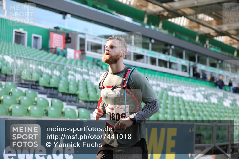 06.10.2024 - 19. swb-Marathon Bremen Yannick Fuchs http://msf.ph/oto/7441018 06.10.2024 13:56:52 Laufen im Stadion 535, 703, 778, 1256, 1277, 1512, 1606, 3163, 4990 meine-sportfotos.de