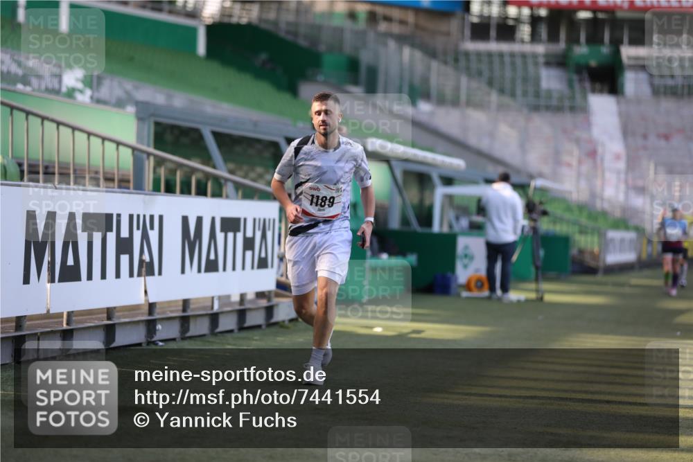 06.10.2024 - 19. swb-Marathon Bremen Yannick Fuchs http://msf.ph/oto/7441554 06.10.2024 13:57:40 Laufen im Stadion 1105, 1189, 1270, 2863, 3049 meine-sportfotos.de