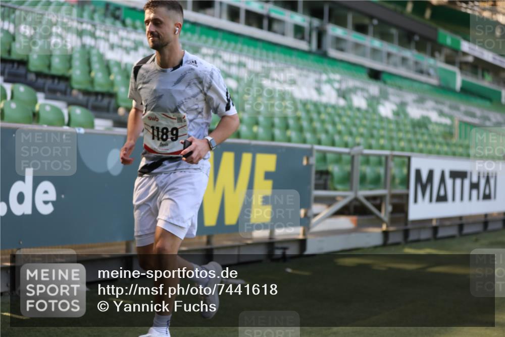 06.10.2024 - 19. swb-Marathon Bremen Yannick Fuchs http://msf.ph/oto/7441618 06.10.2024 13:57:44 Laufen im Stadion 1105, 1189, 1270, 2863, 3049 meine-sportfotos.de