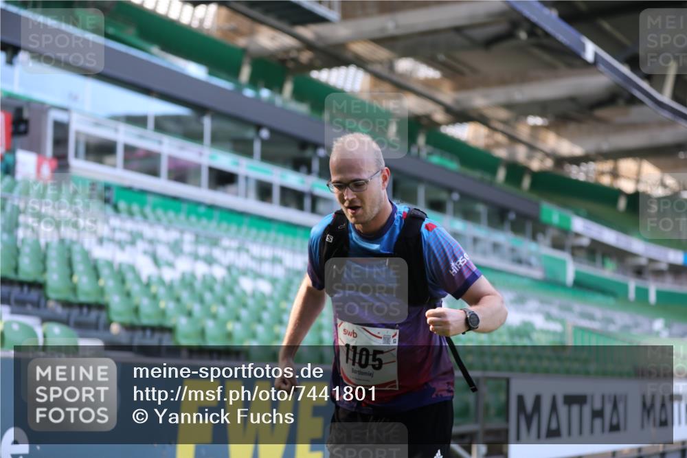 06.10.2024 - 19. swb-Marathon Bremen Yannick Fuchs http://msf.ph/oto/7441801 06.10.2024 13:58:01 Laufen im Stadion 334, 744, 1105, 1189, 2863, 3049, 3785, 4002, 4350 meine-sportfotos.de