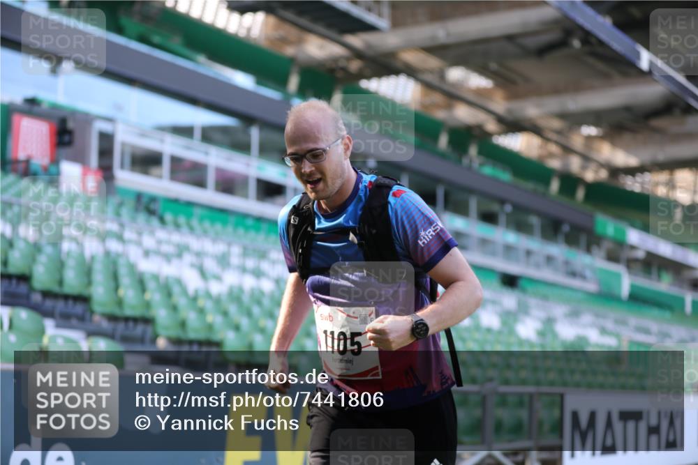 06.10.2024 - 19. swb-Marathon Bremen Yannick Fuchs http://msf.ph/oto/7441806 06.10.2024 13:58:02 Laufen im Stadion 334, 744, 1105, 1189, 2863, 3049, 3785, 4002, 4350 meine-sportfotos.de