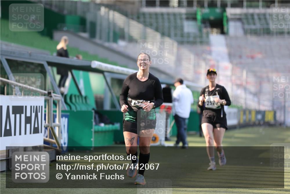 06.10.2024 - 19. swb-Marathon Bremen Yannick Fuchs http://msf.ph/oto/7442067 06.10.2024 13:58:34 Laufen im Stadion 2525, 2532, 3785, 4002, 4350 meine-sportfotos.de