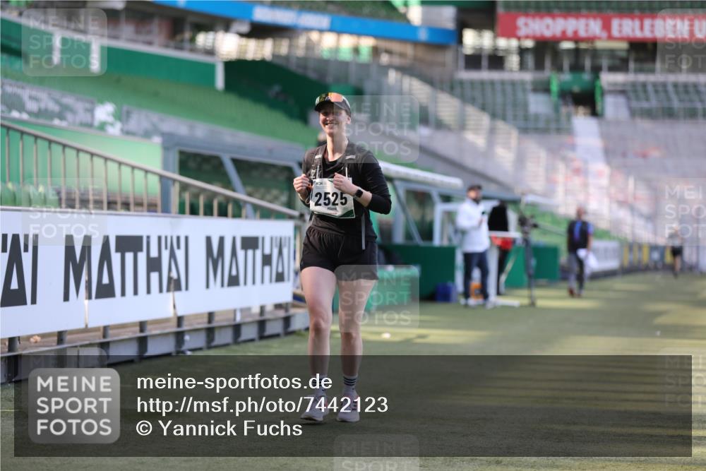 06.10.2024 - 19. swb-Marathon Bremen Yannick Fuchs http://msf.ph/oto/7442123 06.10.2024 13:58:40 Laufen im Stadion 2525, 2532, 4729 meine-sportfotos.de