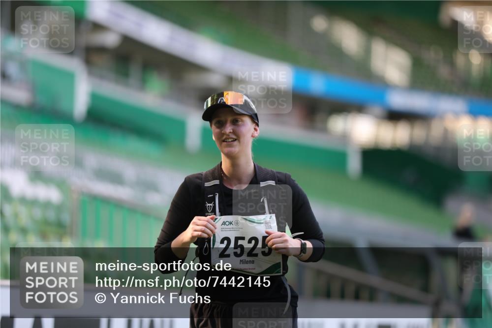 06.10.2024 - 19. swb-Marathon Bremen Yannick Fuchs http://msf.ph/oto/7442145 06.10.2024 13:58:42 Laufen im Stadion 2146, 2525, 2532, 4729 meine-sportfotos.de