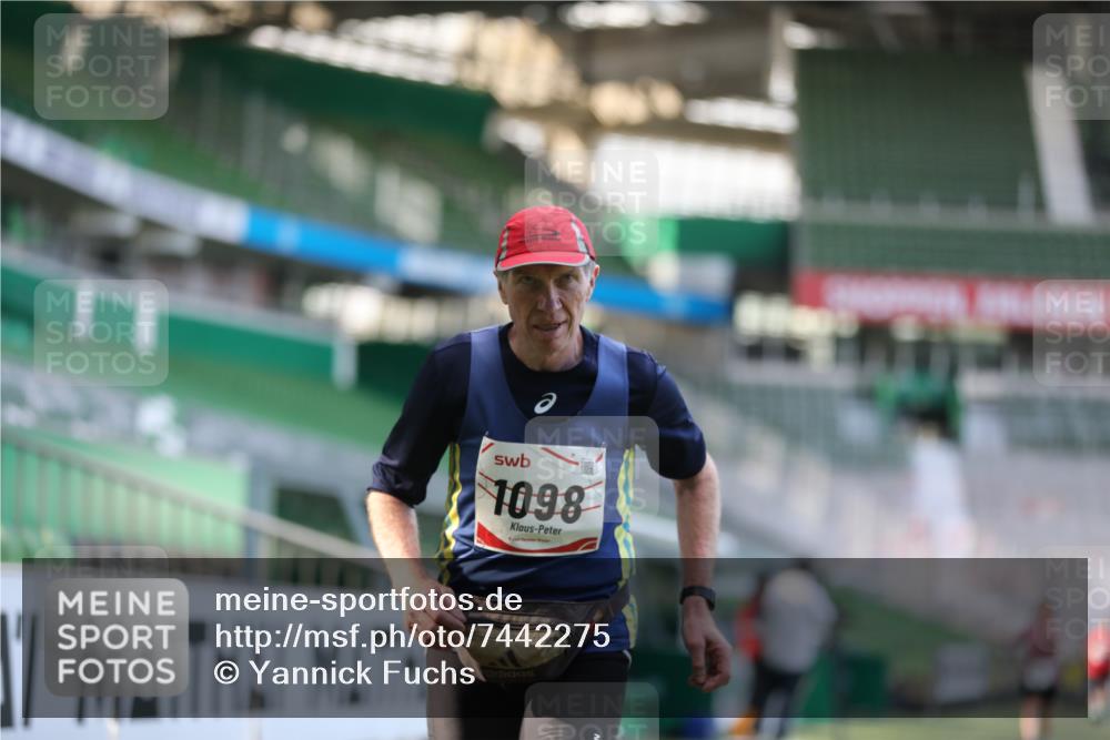 06.10.2024 - 19. swb-Marathon Bremen Yannick Fuchs http://msf.ph/oto/7442275 06.10.2024 13:59:20 Laufen im Stadion 1062, 1098, 2146, 3133, 4729 meine-sportfotos.de