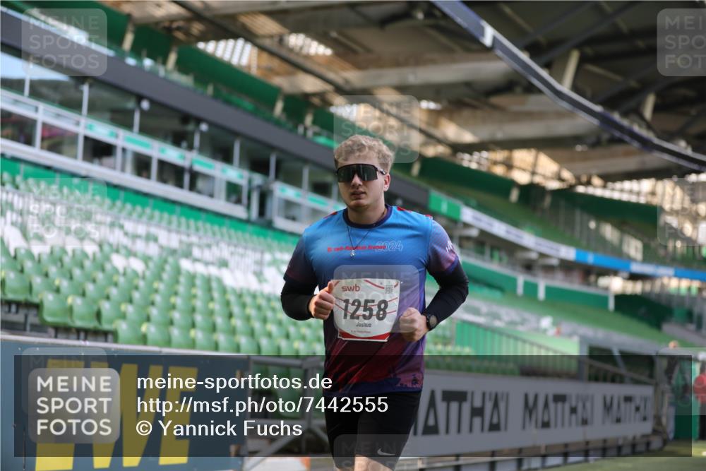 06.10.2024 - 19. swb-Marathon Bremen Yannick Fuchs http://msf.ph/oto/7442555 06.10.2024 14:00:22 Laufen im Stadion 1024, 1088, 1258, 4356 meine-sportfotos.de