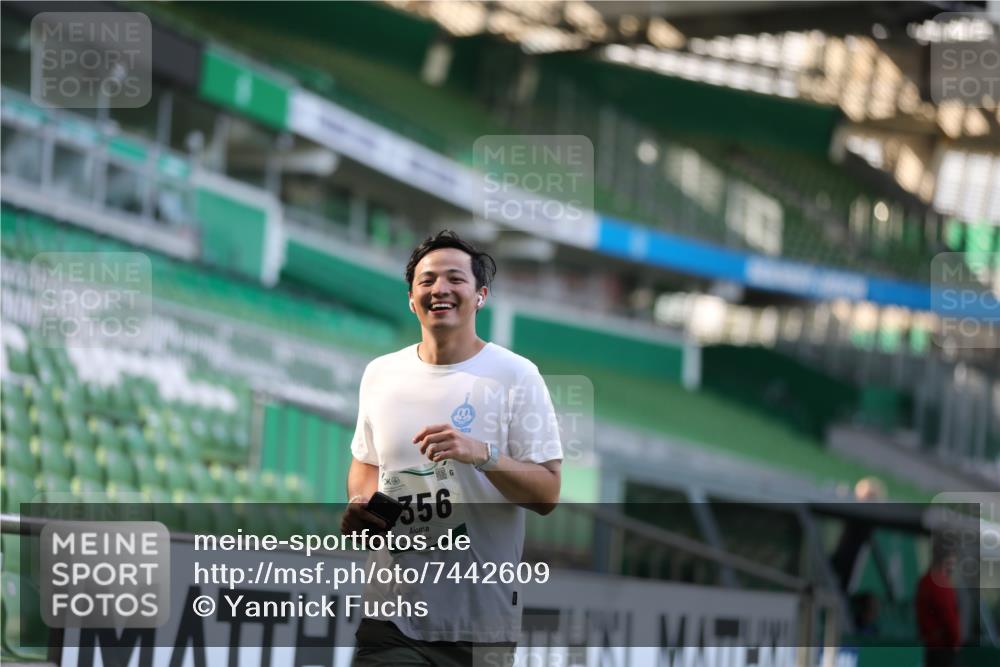 06.10.2024 - 19. swb-Marathon Bremen Yannick Fuchs http://msf.ph/oto/7442609 06.10.2024 14:00:26 Laufen im Stadion 347, 1024, 1088, 1258, 4356 meine-sportfotos.de