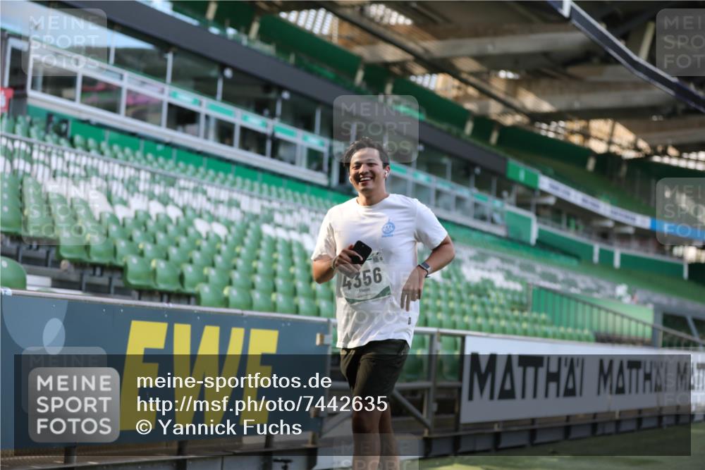 06.10.2024 - 19. swb-Marathon Bremen Yannick Fuchs http://msf.ph/oto/7442635 06.10.2024 14:00:27 Laufen im Stadion 347, 1024, 1088, 1258, 4356 meine-sportfotos.de