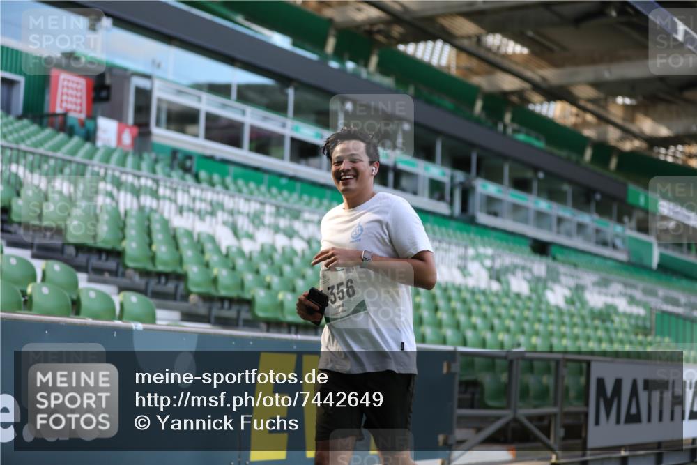06.10.2024 - 19. swb-Marathon Bremen Yannick Fuchs http://msf.ph/oto/7442649 06.10.2024 14:00:28 Laufen im Stadion 347, 1024, 1088, 1258, 4356 meine-sportfotos.de
