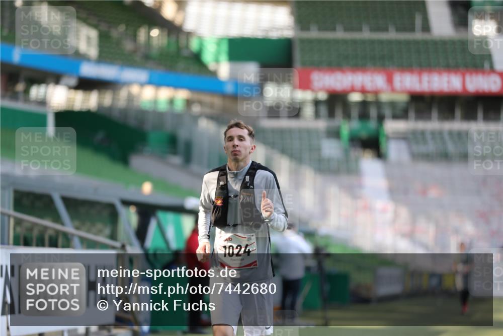 06.10.2024 - 19. swb-Marathon Bremen Yannick Fuchs http://msf.ph/oto/7442680 06.10.2024 14:00:33 Laufen im Stadion 347, 1024, 1088, 1258, 4356 meine-sportfotos.de