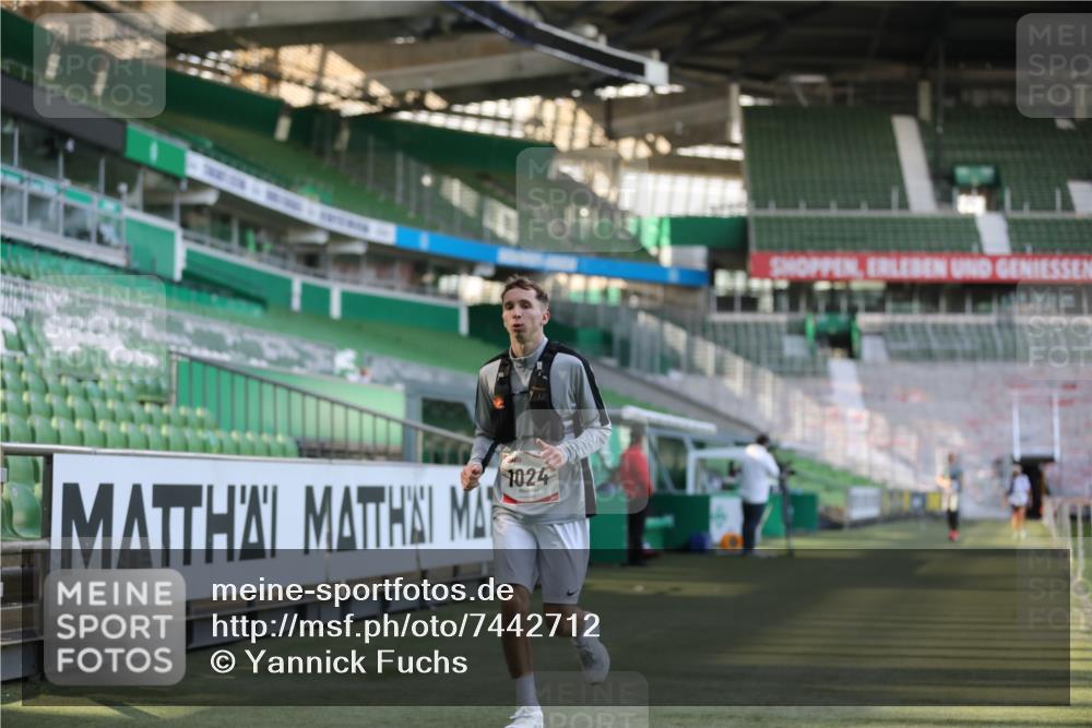 06.10.2024 - 19. swb-Marathon Bremen Yannick Fuchs http://msf.ph/oto/7442712 06.10.2024 14:00:34 Laufen im Stadion 347, 1024, 1088, 1258, 4356 meine-sportfotos.de