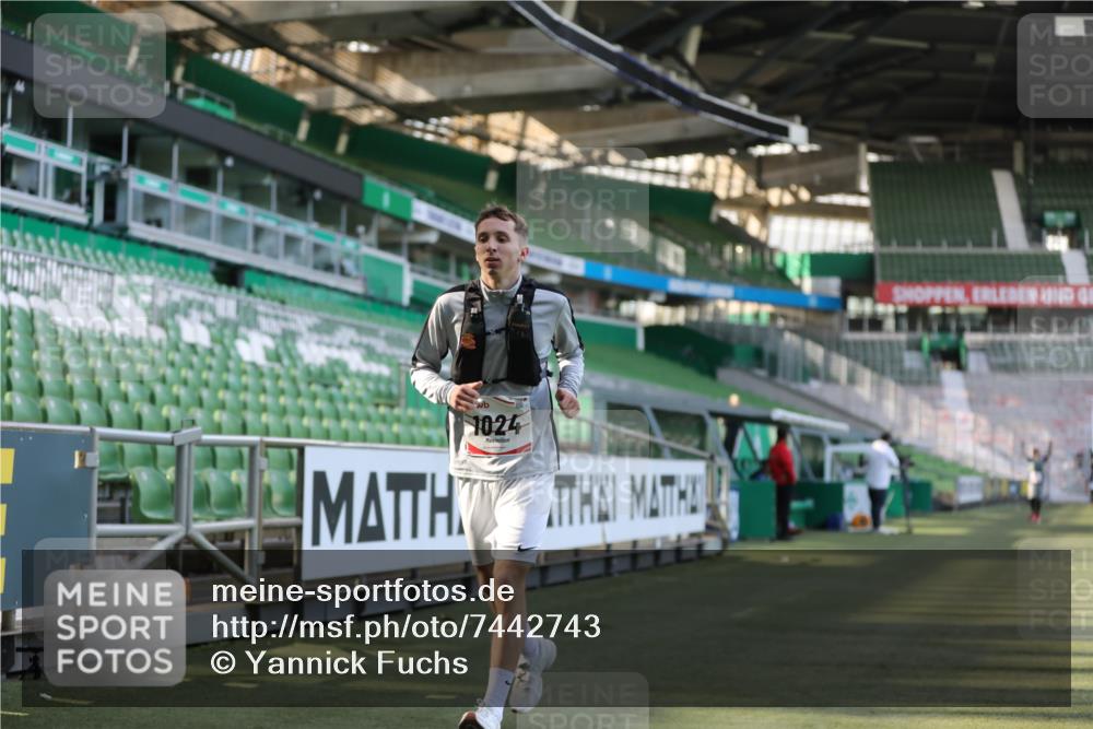 06.10.2024 - 19. swb-Marathon Bremen Yannick Fuchs http://msf.ph/oto/7442743 06.10.2024 14:00:35 Laufen im Stadion 347, 1024, 1088, 4356 meine-sportfotos.de