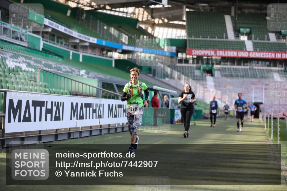 06.10.2024 - 19. swb-Marathon Bremen Yannick Fuchs http://msf.ph/oto/7442907 06.10.2024 14:01:27 Laufen im Stadion 295, 988, 1169, 2899, 3689, 4575, 4659, 4971, 5988 meine-sportfotos.de