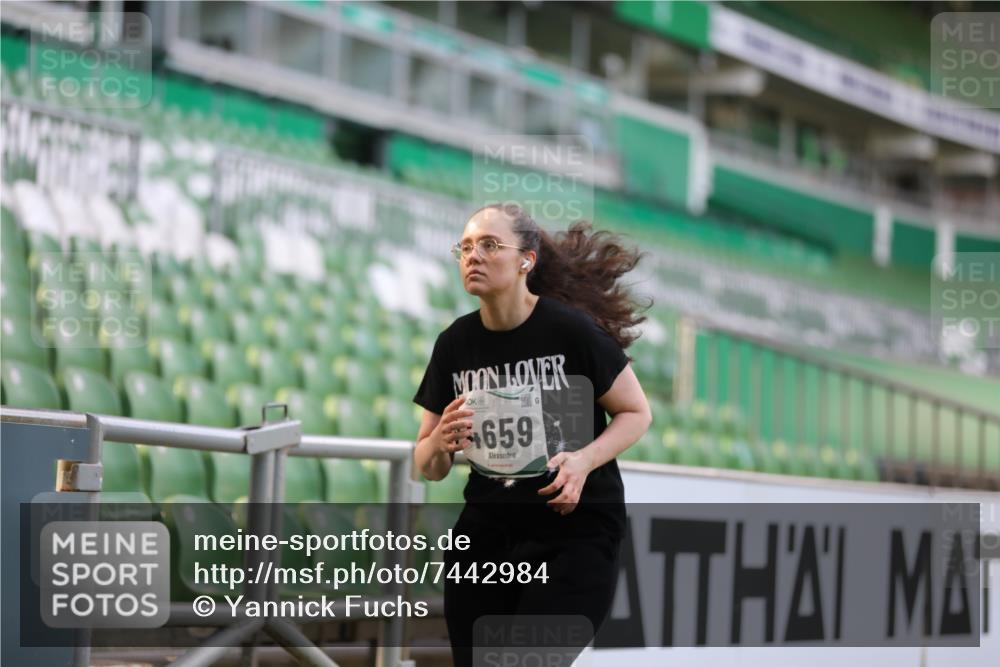 06.10.2024 - 19. swb-Marathon Bremen Yannick Fuchs http://msf.ph/oto/7442984 06.10.2024 14:01:32 Laufen im Stadion 295, 988, 1169, 1582, 2899, 3689, 4575, 4659, 4971, 5988 meine-sportfotos.de