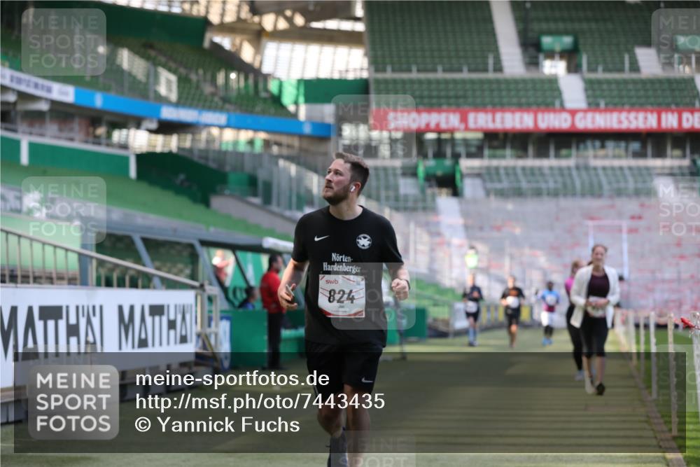 06.10.2024 - 19. swb-Marathon Bremen Yannick Fuchs http://msf.ph/oto/7443435 06.10.2024 14:02:13 Laufen im Stadion 824, 825, 875, 953, 964, 1467, 1480, 1579, 1582, 2969, 6604 meine-sportfotos.de