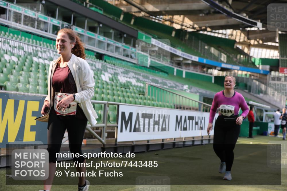 06.10.2024 - 19. swb-Marathon Bremen Yannick Fuchs http://msf.ph/oto/7443485 06.10.2024 14:02:21 Laufen im Stadion 824, 825, 875, 953, 964, 1467, 1480, 1579, 2969, 6604 meine-sportfotos.de