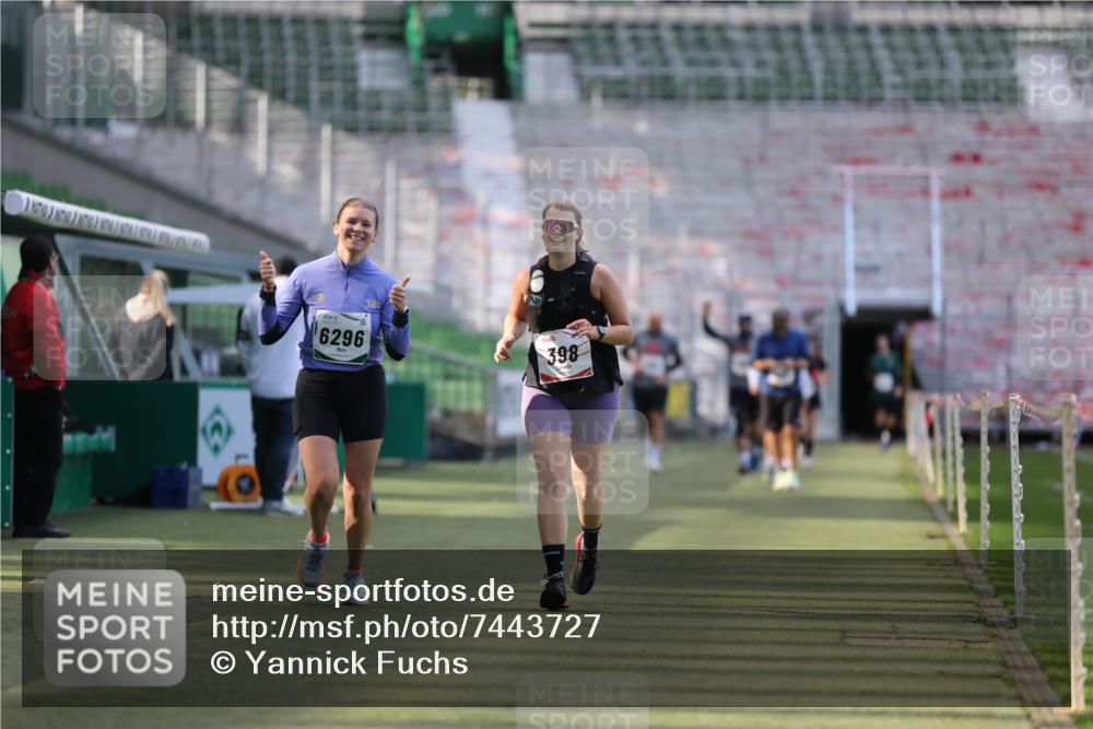 06.10.2024 - 19. swb-Marathon Bremen Yannick Fuchs http://msf.ph/oto/7443727 06.10.2024 14:02:43 Laufen im Stadion 398, 469, 568, 599, 698, 875, 964, 1200, 1467, 1547, 1579, 1649, 6296 meine-sportfotos.de