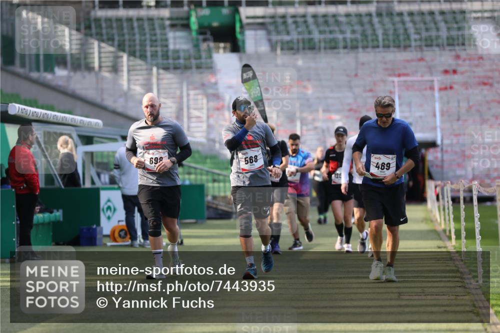 06.10.2024 - 19. swb-Marathon Bremen Yannick Fuchs http://msf.ph/oto/7443935 06.10.2024 14:02:59 Laufen im Stadion 387, 398, 469, 568, 599, 698, 1200, 1547, 1649, 3247, 6296, 6721, 6795 meine-sportfotos.de