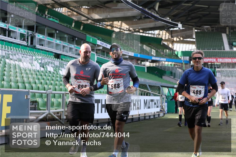 06.10.2024 - 19. swb-Marathon Bremen Yannick Fuchs http://msf.ph/oto/7444044 06.10.2024 14:03:08 Laufen im Stadion 387, 398, 469, 568, 599, 698, 1200, 1547, 1649, 3247, 6296, 6721, 6795, 6888 meine-sportfotos.de