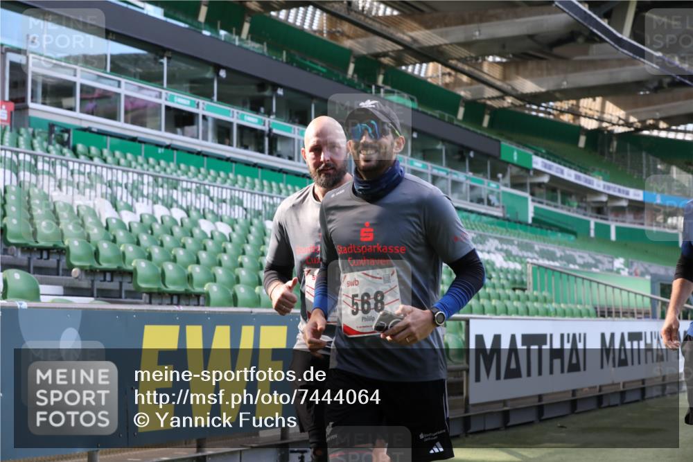 06.10.2024 - 19. swb-Marathon Bremen Yannick Fuchs http://msf.ph/oto/7444064 06.10.2024 14:03:09 Laufen im Stadion 387, 398, 469, 568, 599, 698, 1200, 1547, 1649, 3247, 6296, 6721, 6795, 6888 meine-sportfotos.de