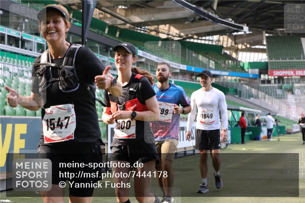06.10.2024 - 19. swb-Marathon Bremen Yannick Fuchs http://msf.ph/oto/7444178 06.10.2024 14:03:14 Laufen im Stadion 387, 568, 599, 698, 1200, 1547, 3247, 6721, 6795, 6888 meine-sportfotos.de
