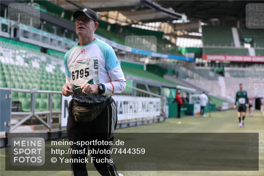 06.10.2024 - 19. swb-Marathon Bremen Yannick Fuchs http://msf.ph/oto/7444359 06.10.2024 14:03:29 Laufen im Stadion 387, 2806, 3247, 6721, 6795, 6888, 6920 meine-sportfotos.de