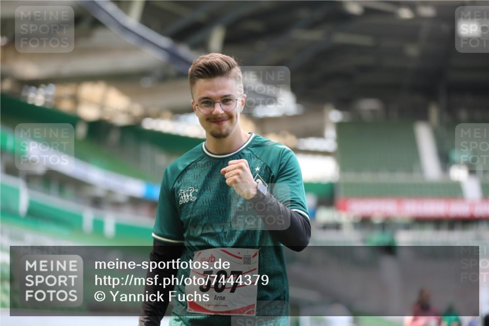 06.10.2024 - 19. swb-Marathon Bremen Yannick Fuchs http://msf.ph/oto/7444379 06.10.2024 14:03:41 Laufen im Stadion 2806, 6888, 6920 meine-sportfotos.de