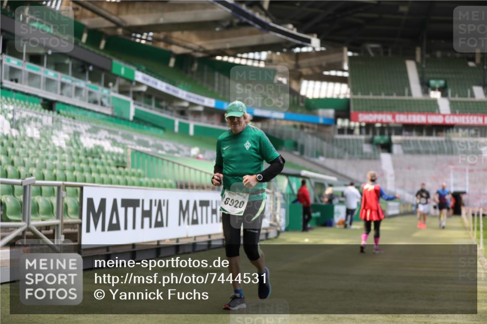 06.10.2024 - 19. swb-Marathon Bremen Yannick Fuchs http://msf.ph/oto/7444531 06.10.2024 14:03:56 Laufen im Stadion 1495, 1496, 1526, 2806, 3914, 5822, 6920 meine-sportfotos.de
