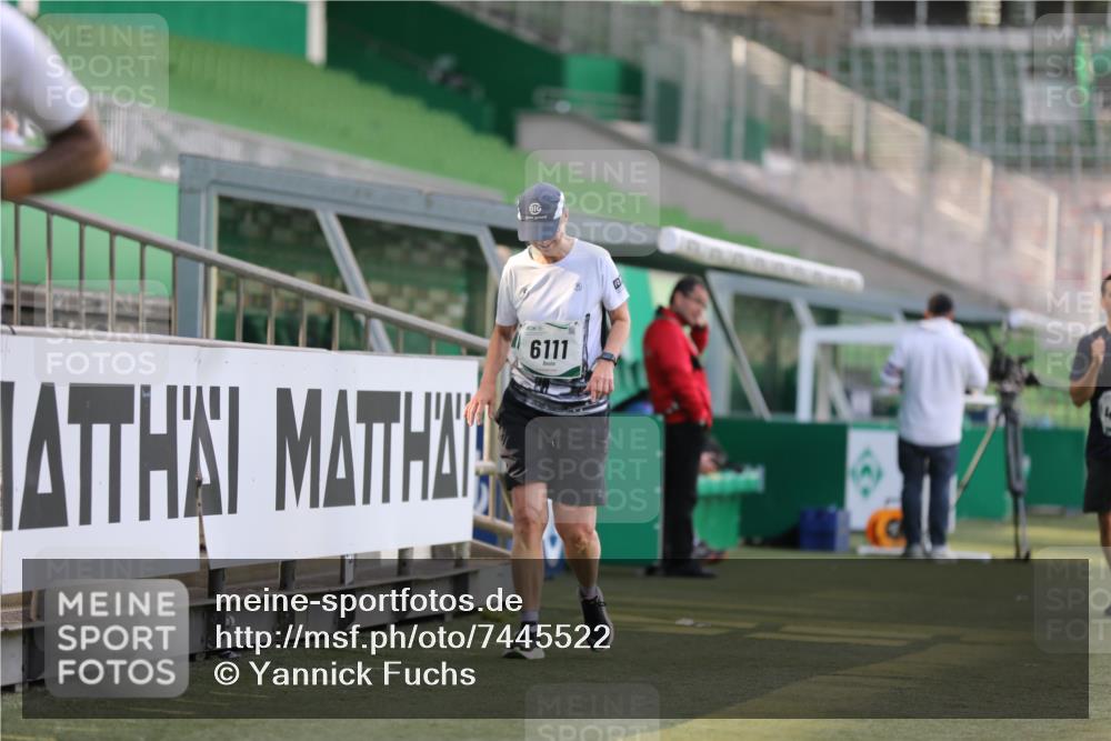 06.10.2024 - 19. swb-Marathon Bremen Yannick Fuchs http://msf.ph/oto/7445522 06.10.2024 14:06:23 Laufen im Stadion 3266, 3882, 4354, 4512, 6111, 6510 meine-sportfotos.de