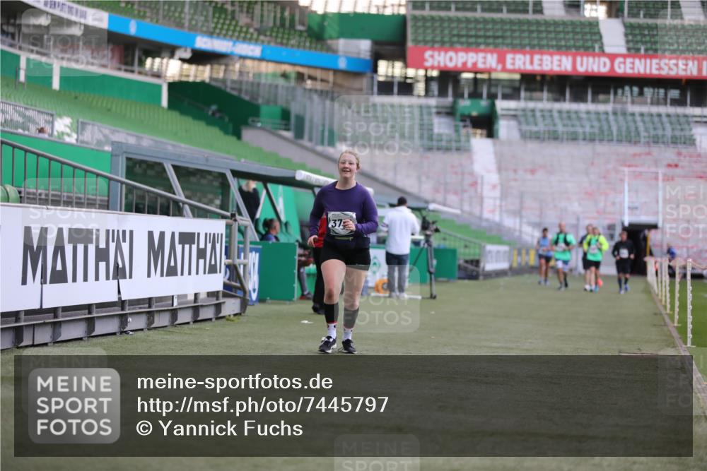 06.10.2024 - 19. swb-Marathon Bremen Yannick Fuchs http://msf.ph/oto/7445797 06.10.2024 14:06:51 Laufen im Stadion 848, 905, 906, 1289, 2530, 3754, 4689 meine-sportfotos.de