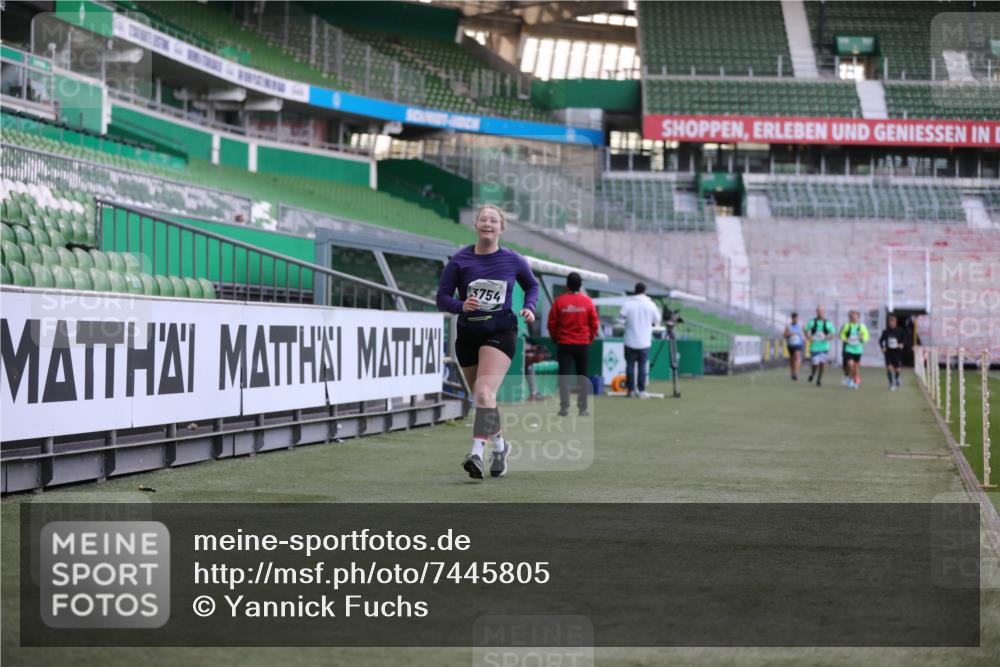 06.10.2024 - 19. swb-Marathon Bremen Yannick Fuchs http://msf.ph/oto/7445805 06.10.2024 14:06:52 Laufen im Stadion 848, 905, 906, 1289, 2530, 3754, 4689 meine-sportfotos.de