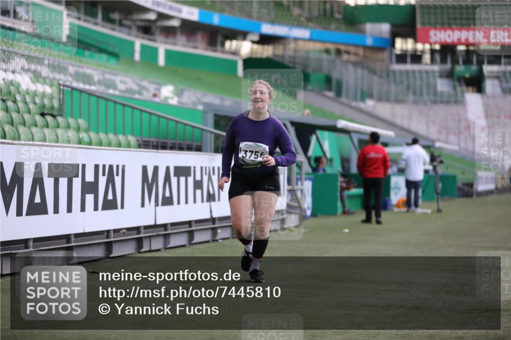 06.10.2024 - 19. swb-Marathon Bremen Yannick Fuchs http://msf.ph/oto/7445810 06.10.2024 14:06:53 Laufen im Stadion 848, 905, 906, 1289, 2530, 3754, 4689 meine-sportfotos.de