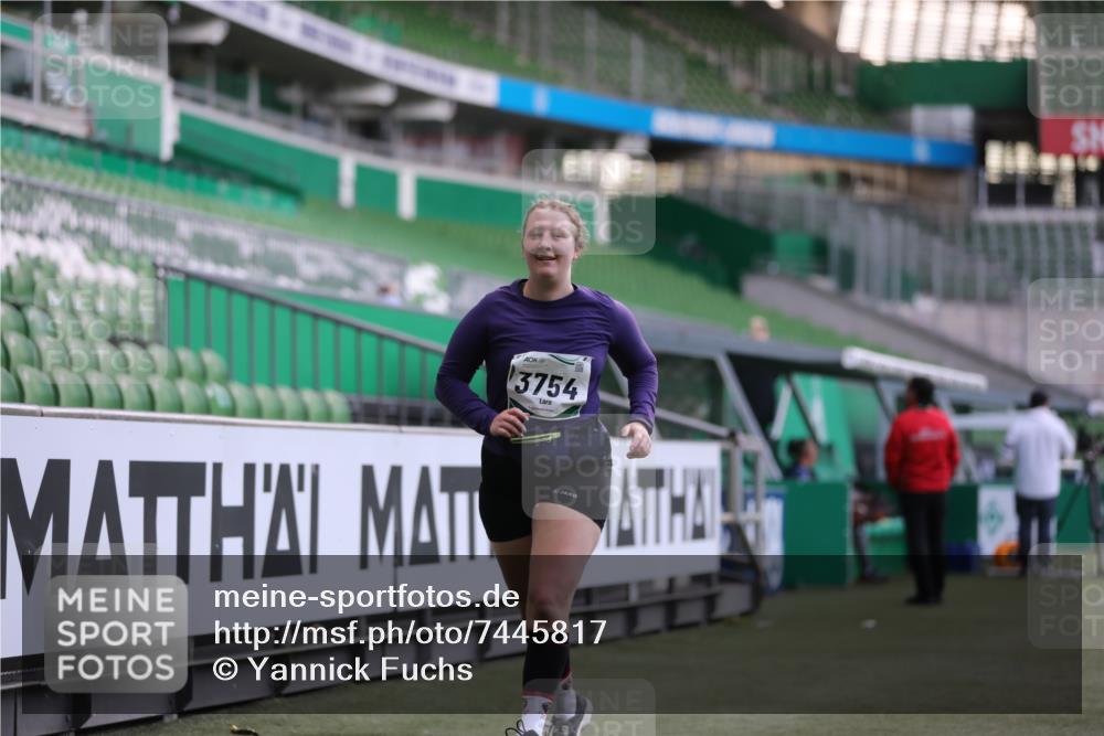 06.10.2024 - 19. swb-Marathon Bremen Yannick Fuchs http://msf.ph/oto/7445817 06.10.2024 14:06:54 Laufen im Stadion 848, 905, 906, 1289, 2530, 3754, 4689 meine-sportfotos.de