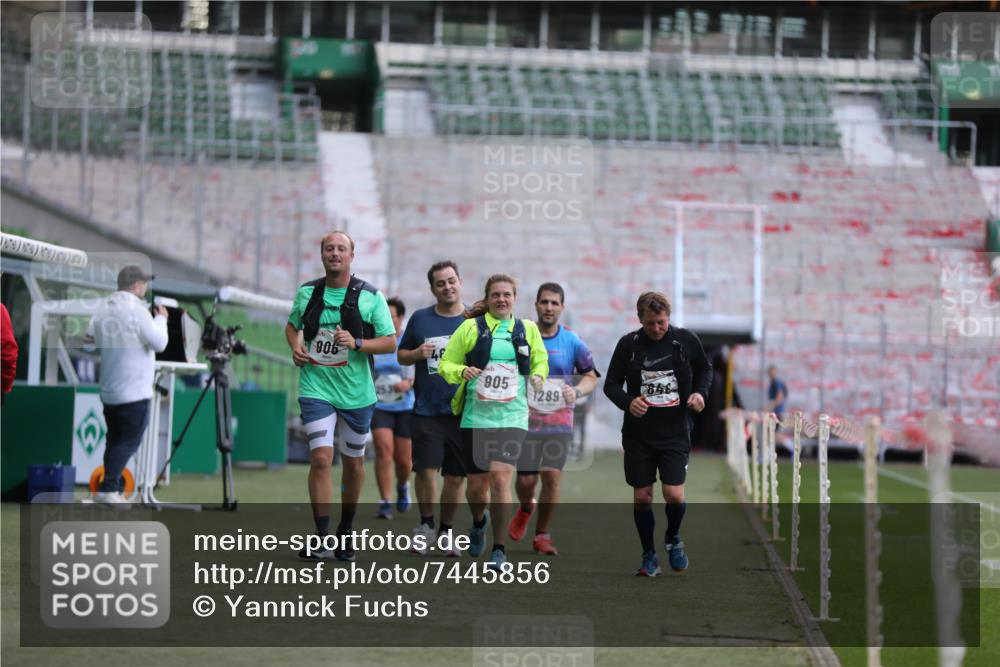 06.10.2024 - 19. swb-Marathon Bremen Yannick Fuchs http://msf.ph/oto/7445856 06.10.2024 14:07:04 Laufen im Stadion 848, 905, 906, 1289, 2530, 3754, 4445, 4689 meine-sportfotos.de