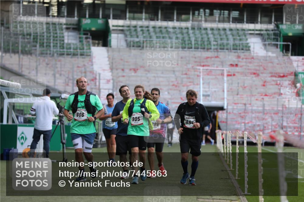 06.10.2024 - 19. swb-Marathon Bremen Yannick Fuchs http://msf.ph/oto/7445863 06.10.2024 14:07:05 Laufen im Stadion 848, 905, 906, 1289, 2530, 3754, 4445, 4689 meine-sportfotos.de