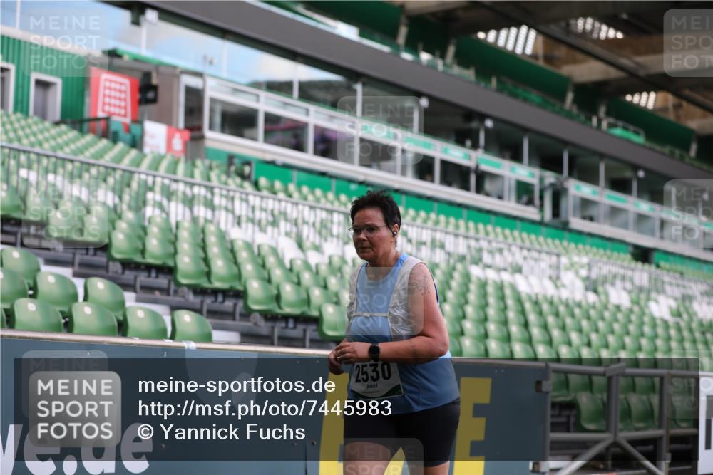 06.10.2024 - 19. swb-Marathon Bremen Yannick Fuchs http://msf.ph/oto/7445983 06.10.2024 14:07:22 Laufen im Stadion 329, 688, 848, 905, 906, 1289, 2530, 4445, 4689 meine-sportfotos.de