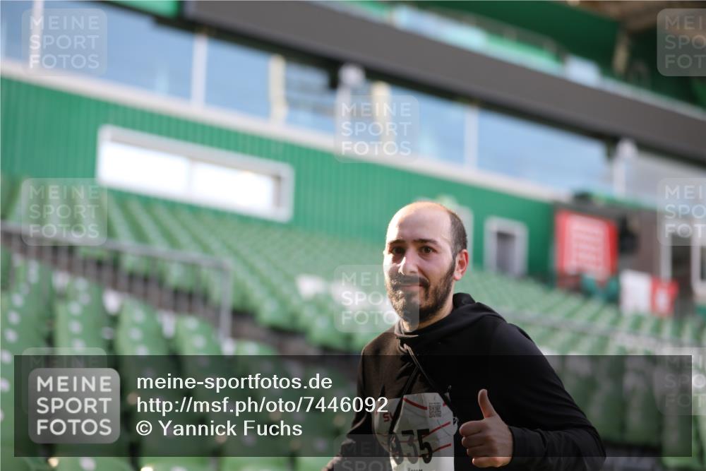 06.10.2024 - 19. swb-Marathon Bremen Yannick Fuchs http://msf.ph/oto/7446092 06.10.2024 14:08:22 Laufen im Stadion 172, 341, 718, 935, 1298 meine-sportfotos.de