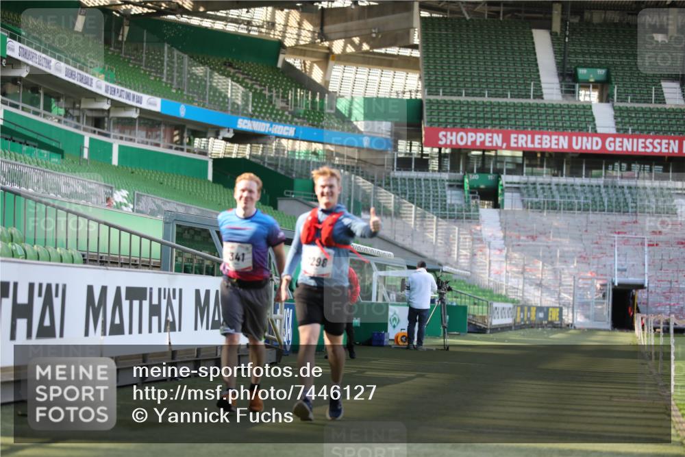 06.10.2024 - 19. swb-Marathon Bremen Yannick Fuchs http://msf.ph/oto/7446127 06.10.2024 14:08:36 Laufen im Stadion 172, 341, 1298 meine-sportfotos.de