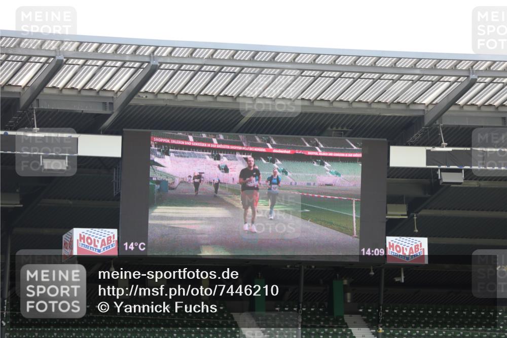 06.10.2024 - 19. swb-Marathon Bremen Yannick Fuchs http://msf.ph/oto/7446210 06.10.2024 14:09:04 Laufen im Stadion 415, 434, 963, 1345, 1402, 3026, 6806 meine-sportfotos.de