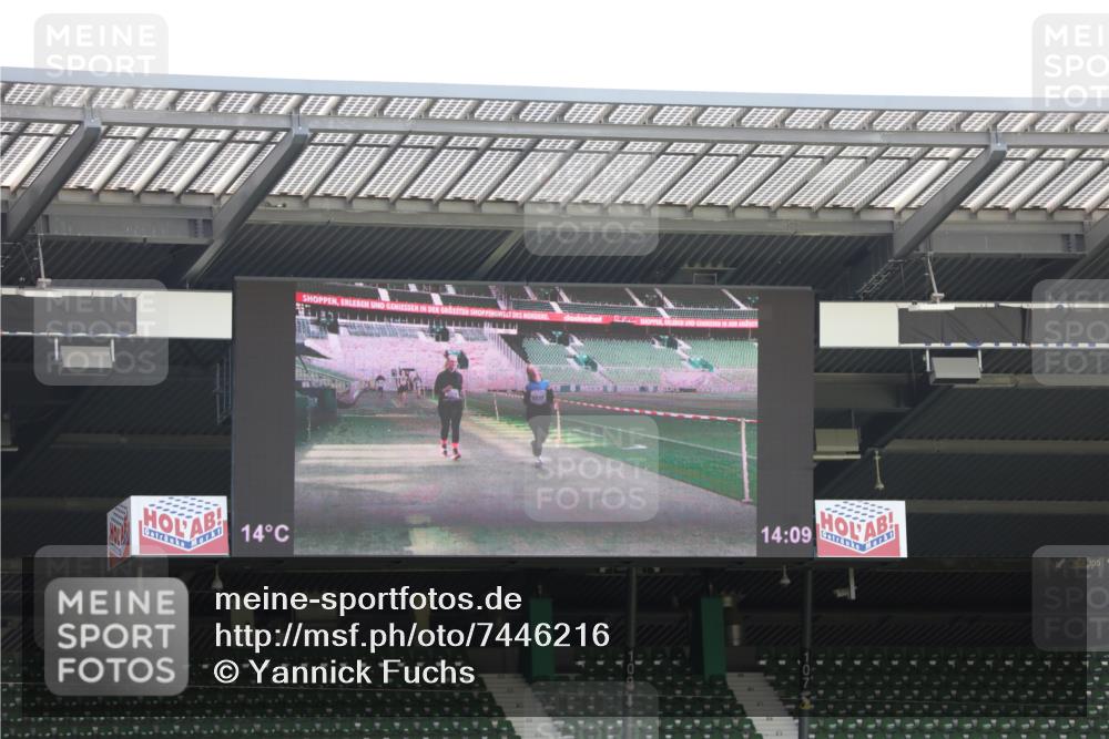 06.10.2024 - 19. swb-Marathon Bremen Yannick Fuchs http://msf.ph/oto/7446216 06.10.2024 14:09:08 Laufen im Stadion 415, 434, 963, 1345, 1402, 3026, 3954, 3956, 3957, 6806 meine-sportfotos.de