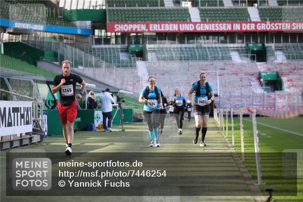 06.10.2024 - 19. swb-Marathon Bremen Yannick Fuchs http://msf.ph/oto/7446254 06.10.2024 14:09:15 Laufen im Stadion 415, 434, 963, 1345, 1402, 3026, 3954, 3956, 3957, 6806 meine-sportfotos.de