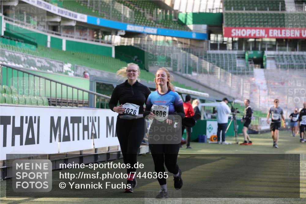06.10.2024 - 19. swb-Marathon Bremen Yannick Fuchs http://msf.ph/oto/7446365 06.10.2024 14:09:25 Laufen im Stadion 415, 434, 963, 1345, 1402, 1581, 3026, 3954, 3956, 3957, 5590, 6806 meine-sportfotos.de